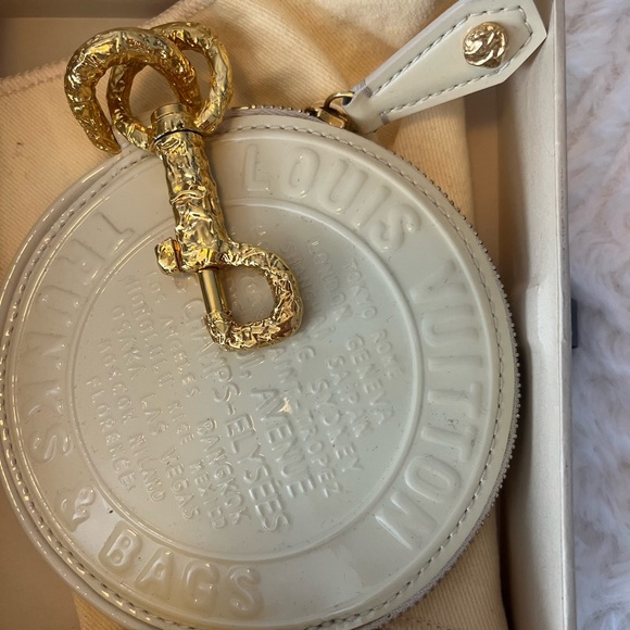 LOUIS VUITTON
Limited Edition Perle Vernis Trunks & Bags Round Coin Purse - Picture 8 of 13